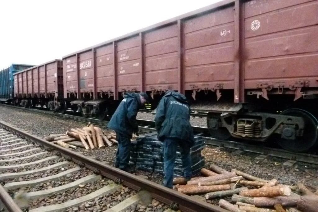 Песню полными вагонами. Контрабанда в вагонах. Контрабанда в полувагонах. Контрабанда в ЖД вагонах. Контрабанда в товарном вагоне.