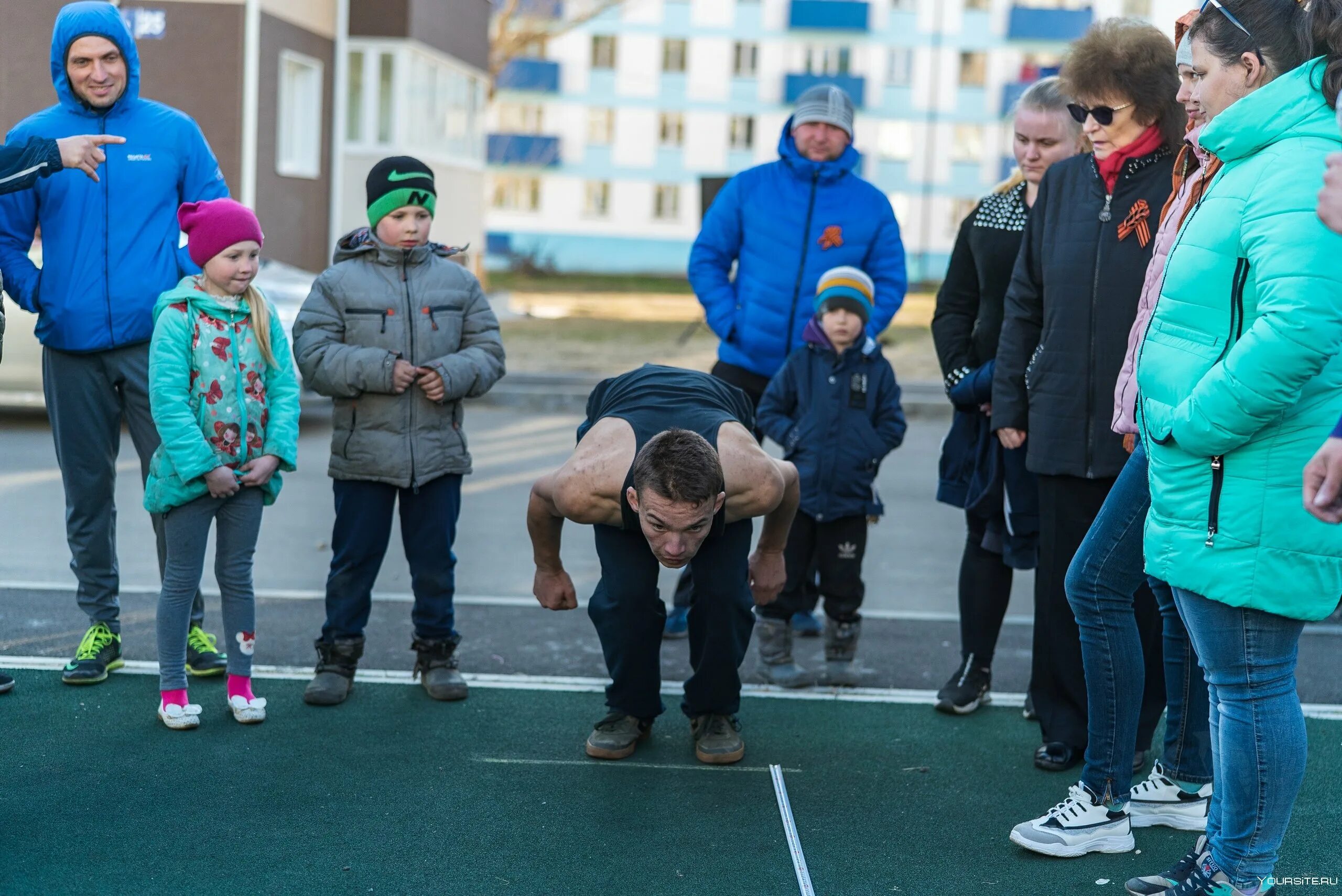 Дворовый это. Дворовый спорт. детский дворовый спорт. спортивная дворовая одежда. дворовый спорт картинки.