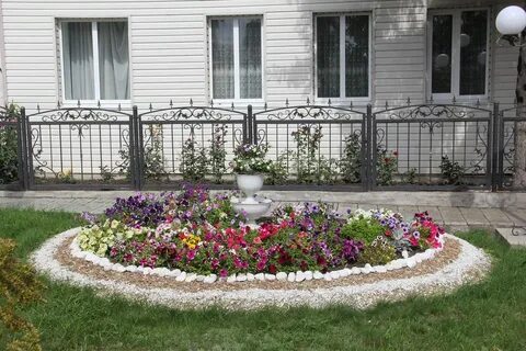 Клумба перед палисадником