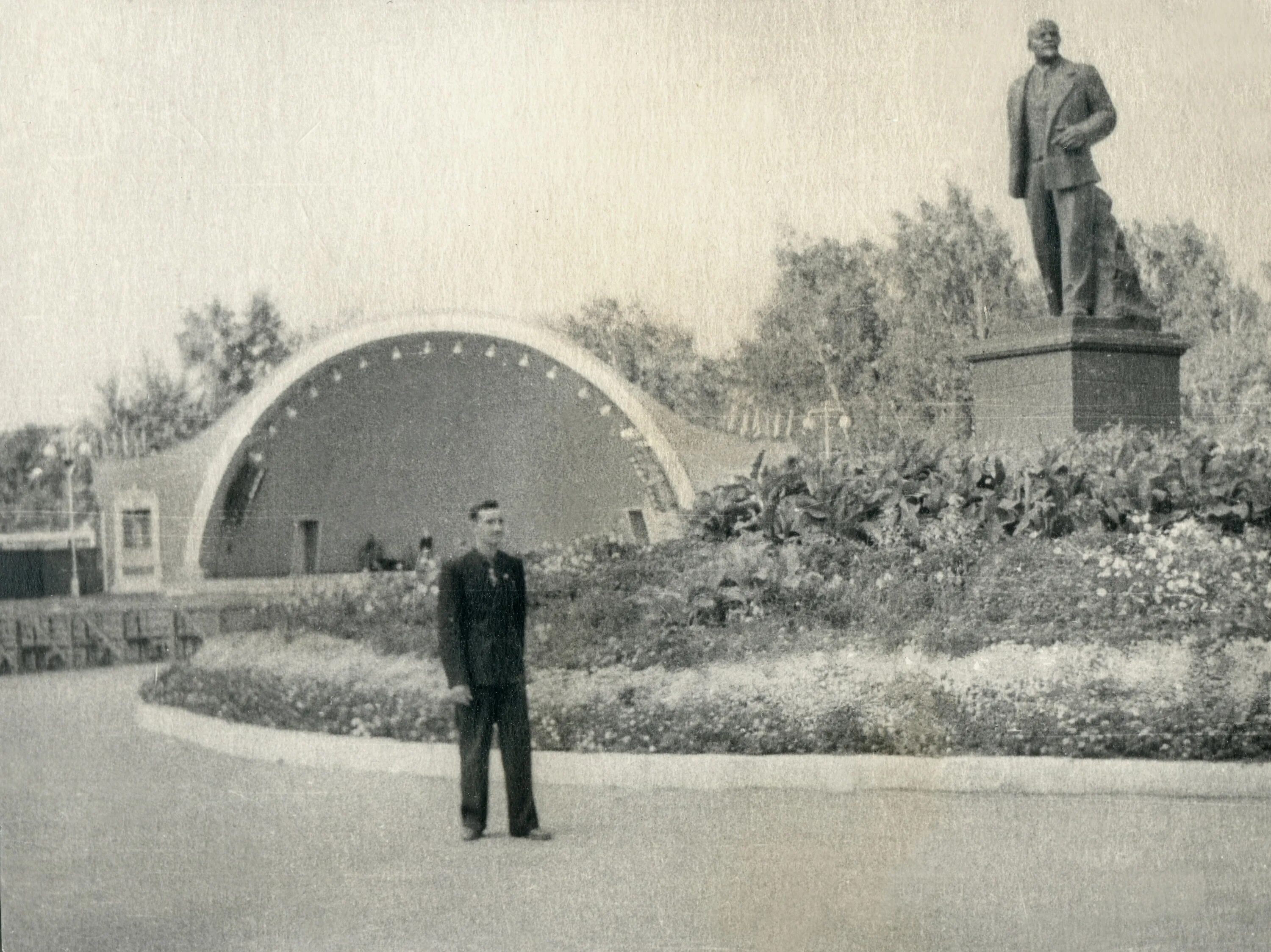 Родной город сталина 4. Сад имени Сталина Новосибирск. Парк культуры и отдыха им Сталина. Парк имени Сталина в Китае. Парк культуры и отдыха Сталина Тбилиси.