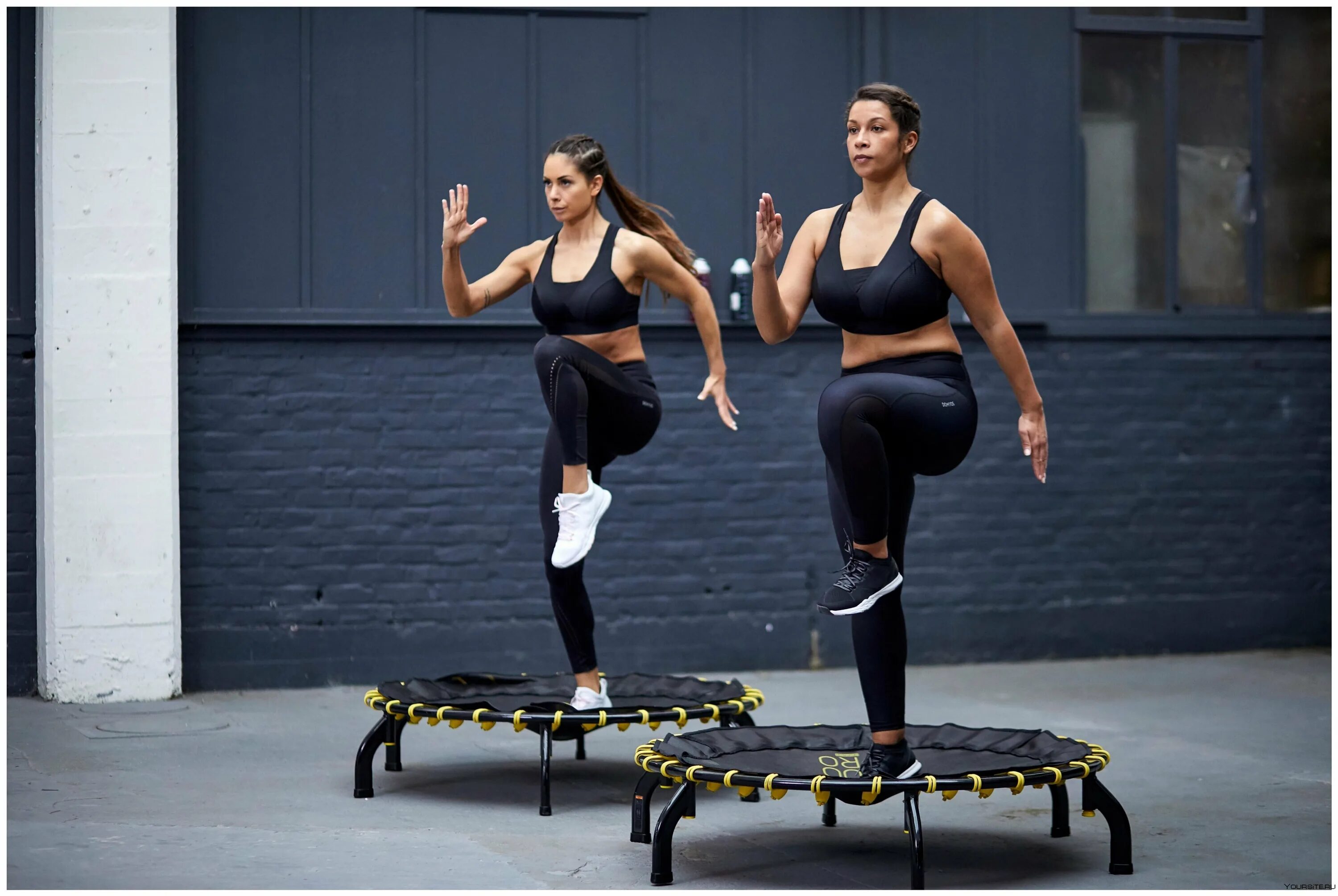 Девушка и фитнес. Две спортивные девушки. Фитнес девушка и груша. Тренировки отзывы девушки. Тренировки отзывы девушки.