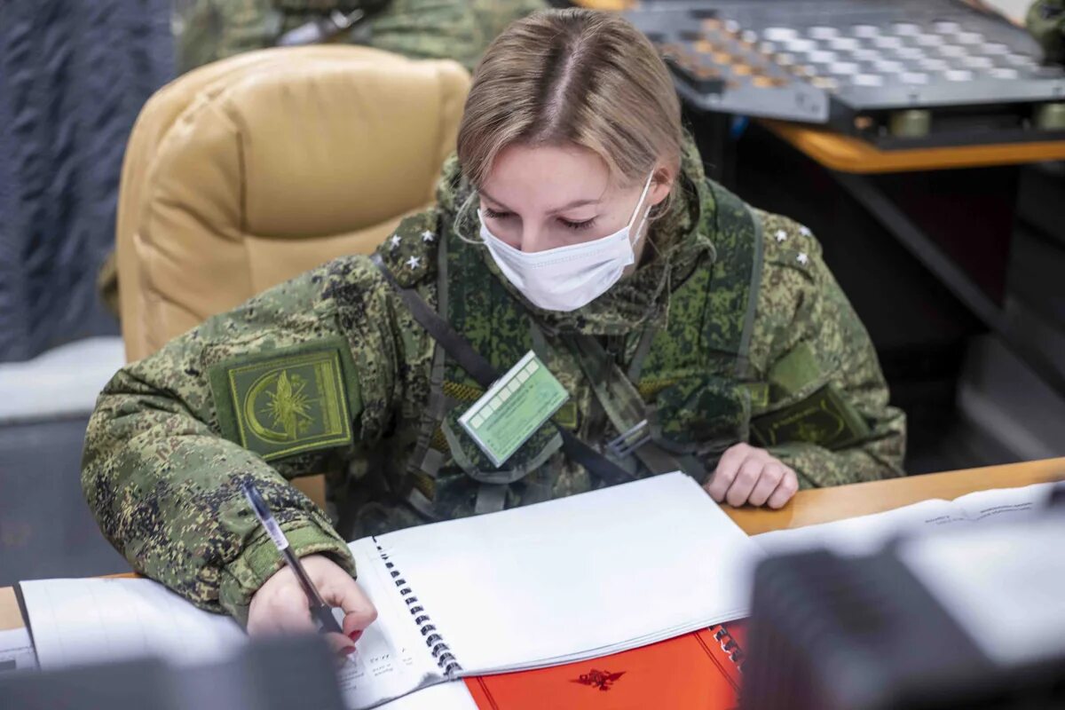 Сигнал боевой тревоги. Женщина Связист. Связисты ЗВО. Общевойсковой Связист. Войска связи Воронеж.