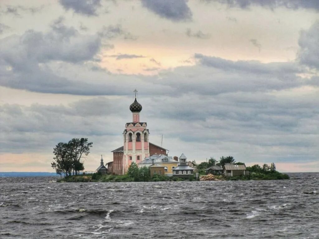 Погода кубенское озеро. Спасо-каменный монастырь Вологда. Спасо-каменный монастырь на Кубенском озере. Спас каменный оз Кубенское. Кубенское озеро Вологда.