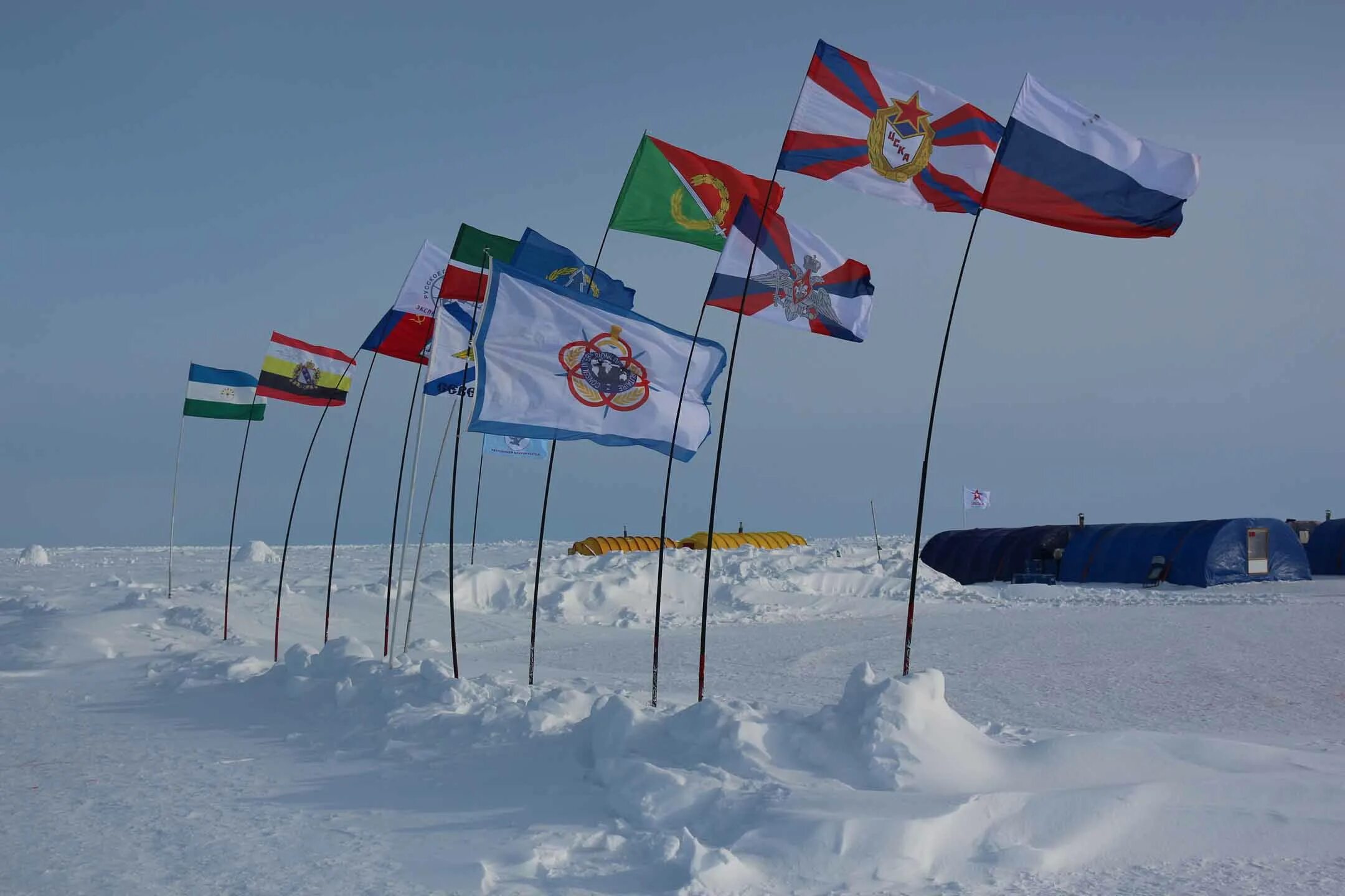 Сфр северная. Флаг на Северном полюсе. Флажок на Северном полюсе. Знамя севера. Северный полюс Россия.
