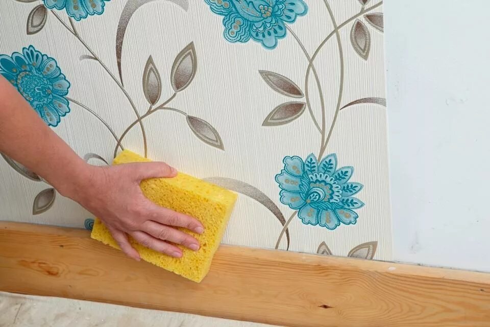 На крашенные стены можно клеить обои. Поклеить обои на краску. Поклеить обои на краску. Покраска виниловых обоев на бумажной основе. На крашенные стены можно клеить обои.