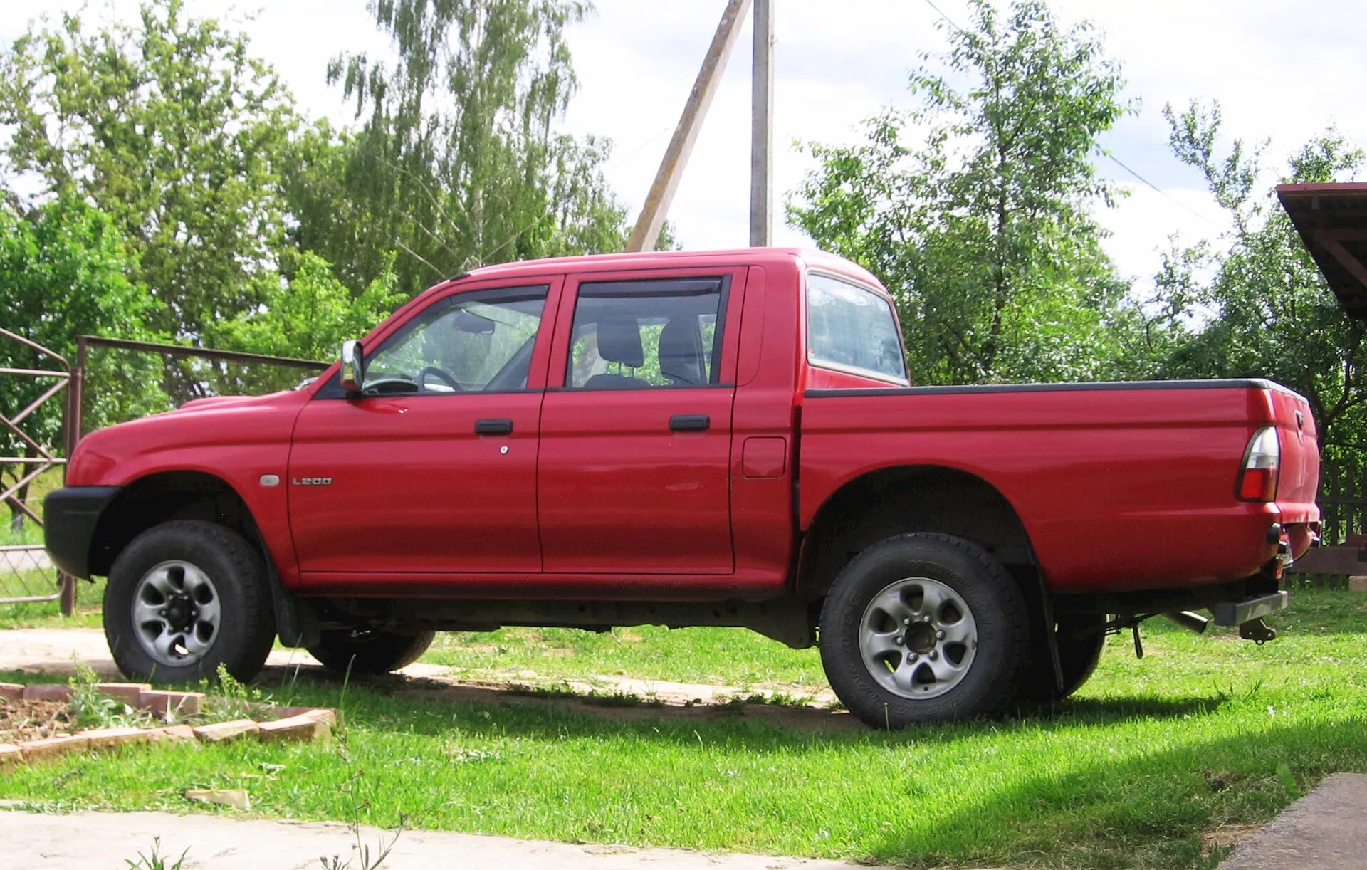 Купить пикап в хабаровске. Mitsubishi l200 1999 Red Pickup. Пикап Mitsubishi l200 старый кузов. L200 1991. Мицубиси 1998 года пикап.