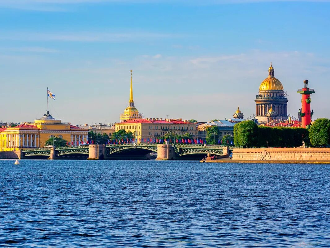 Туры на 7 дней из спб. Санкт-Петербург город на Неве. Вид с дворцового моста на Адмиралтейство.
