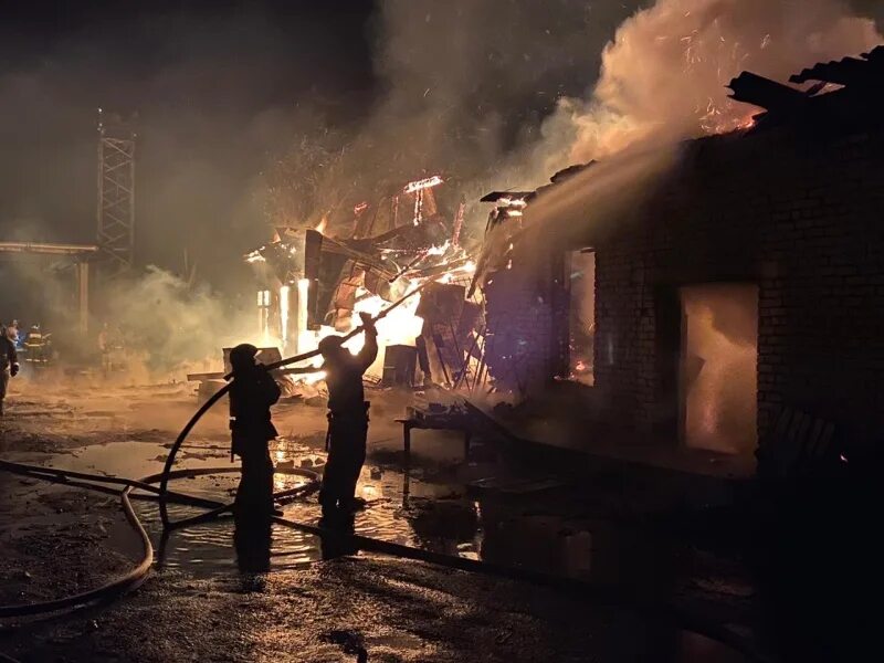 Пожар на мебельном производстве. Возгорание в цехе. Пожар в Благовещенске. Пожар на заводе по изготовлению мебели. Новости цеха