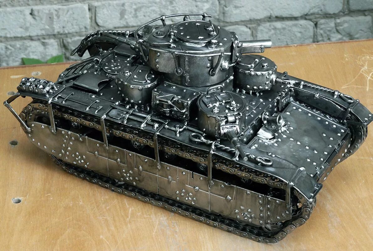 Макет из металла. Моделирование из металла. самодельная модель танка. поделка танк из металла. модель танка из железа.