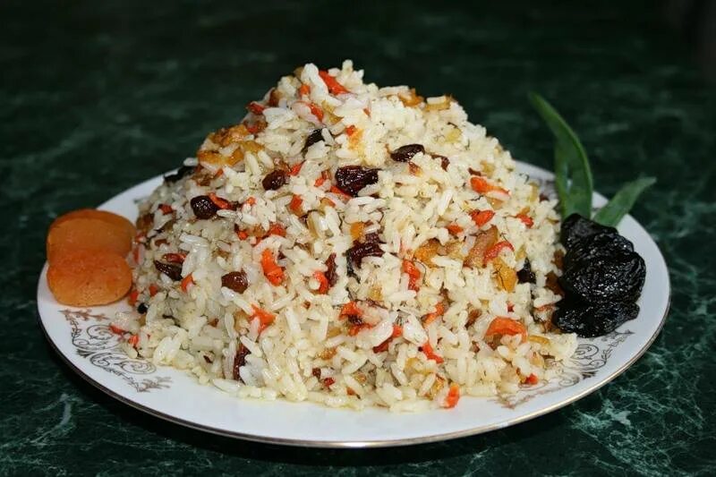 Плов из сухофруктов с рисом. Армянский фруктовый плов. плов с курагой и изюмом. сладкий рис с сухофруктами. армянский плов с сухофруктами.