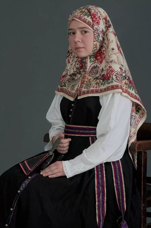 Болгарка в национальном костюме. Женщины традиционная. Русский народный костюм. Национальная одежда португальских женщин. Женщины традиционная.