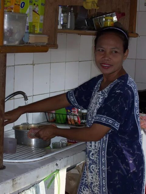 Sama pembantu. Pembantu.