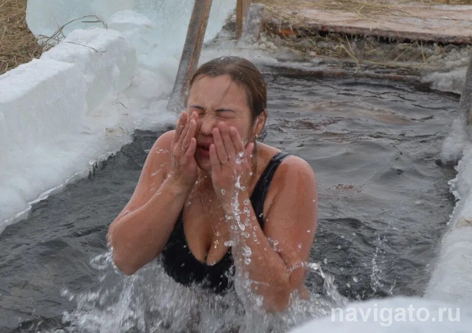 До скольки работает купель 19 января 2024. До скольки работает купель 19 января 2024. Крещенская купель. Купание на крещение. Крещение иордань кострома.