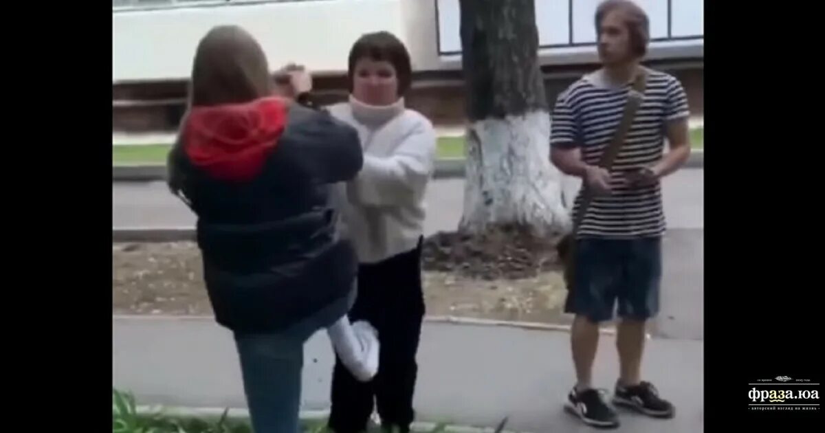 В городе шахты издеваются над ребенком. Школьники издевались над девочкой. издеваются над подростком. подростки издевались над сверстницей. школьники издевались над сверстницей.