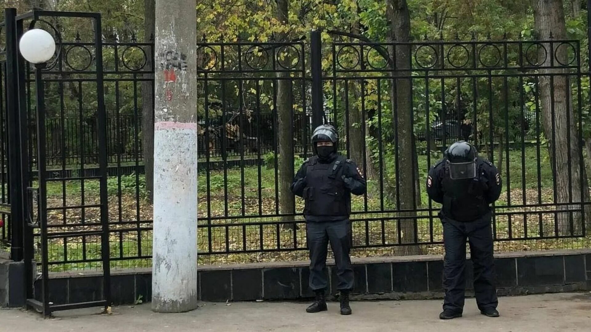 Стрельба в людном месте. Стрельба в общественном месте. Американская полиция. Перестрелка правила поведения. Перестрелка в сша.