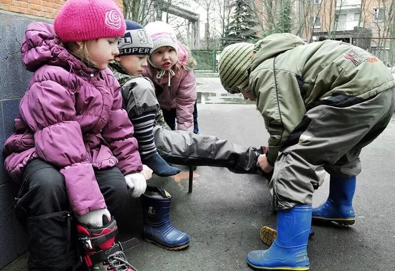 Помог одеться. Дети помогают друг другу. помогать друг другу. дети помогают друг другу одеваться. друзья дети помогают в беде.
