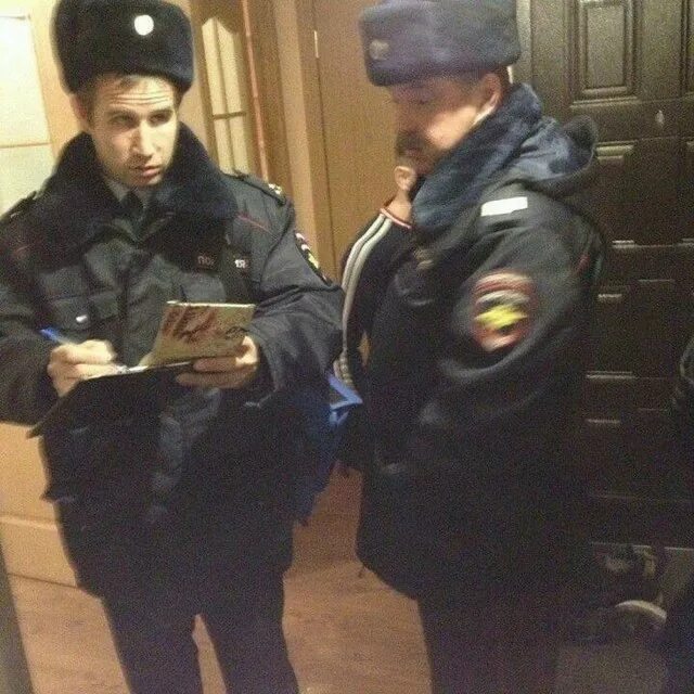 Зачем приходила полиция домой. Полиция пришла домой. Полицейские пришли домой. Зачем приходила полиция домой. Полиция в глазке.