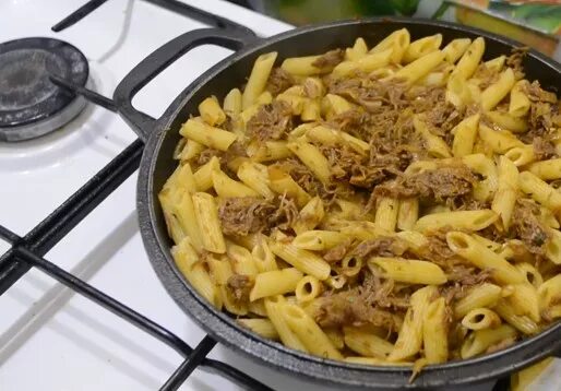 Макароны по флотски в сковороде. Лапша по флотски с тушенкой. Рожки с тушенкой на сковороде с луком. Рожки с тушенкой на сковороде с луком. Макароны с тушенкой на сковороде.