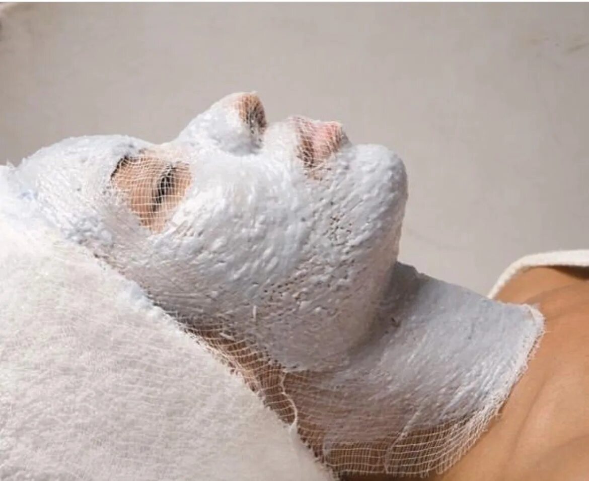 Альгинатная маска процедура. Парафинотерапия для лица. Гипсовая маска в косметологии. Парафиновая маска. Гипсовая маска для лица.