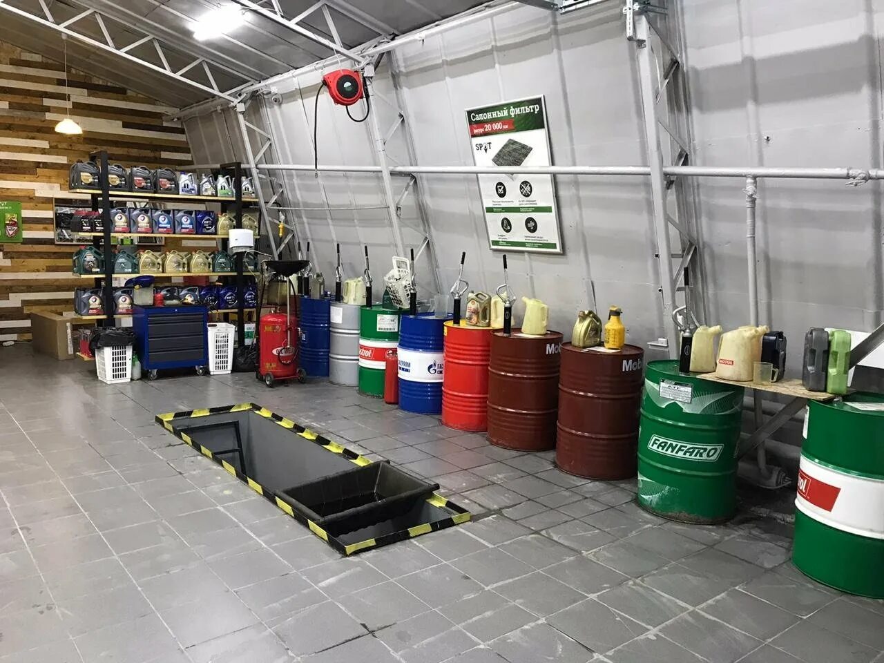 Олга шина в кемерово. Пункт замены масла интересный дизайн. Стерлитамак магазины смазочных материалов. Замена масла кемерово. Замена масла.