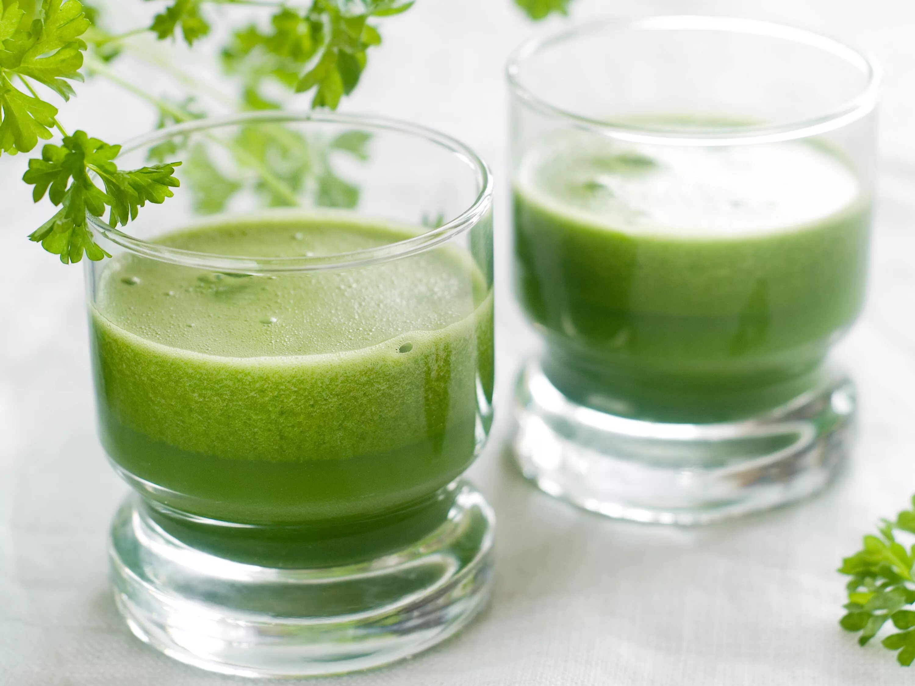 Смузи с петрушкой. Напиток из петрушки. Сок петрушки. Петрушка ақжелкен. Напиток из петрушки.