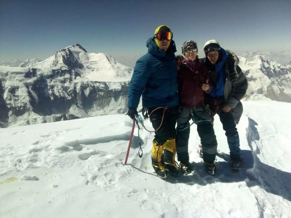 группа совершило восхождение. рсо алания горы альпинисты. гора казбек альпинисты. блиновская на эльбрусе.