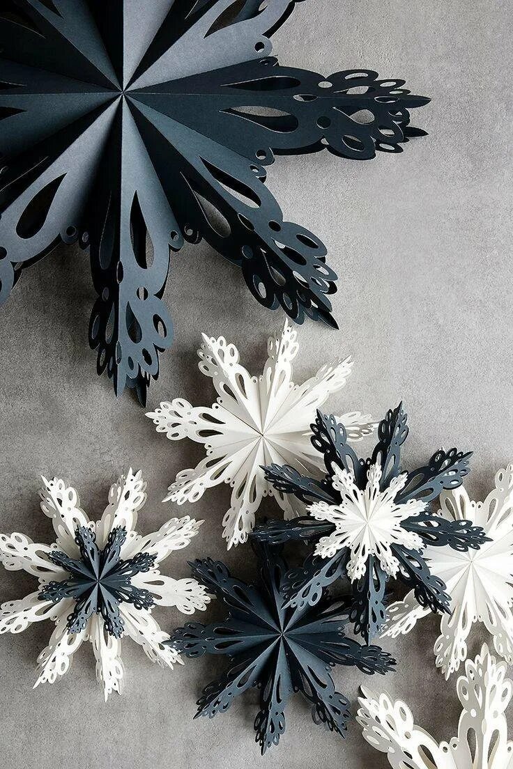 Снежинка объемная. Как сделать оригинальную снежинку. Квиллинг снежинки. Снежинки в стиле квиллинг своими руками. Поделка снежинка.