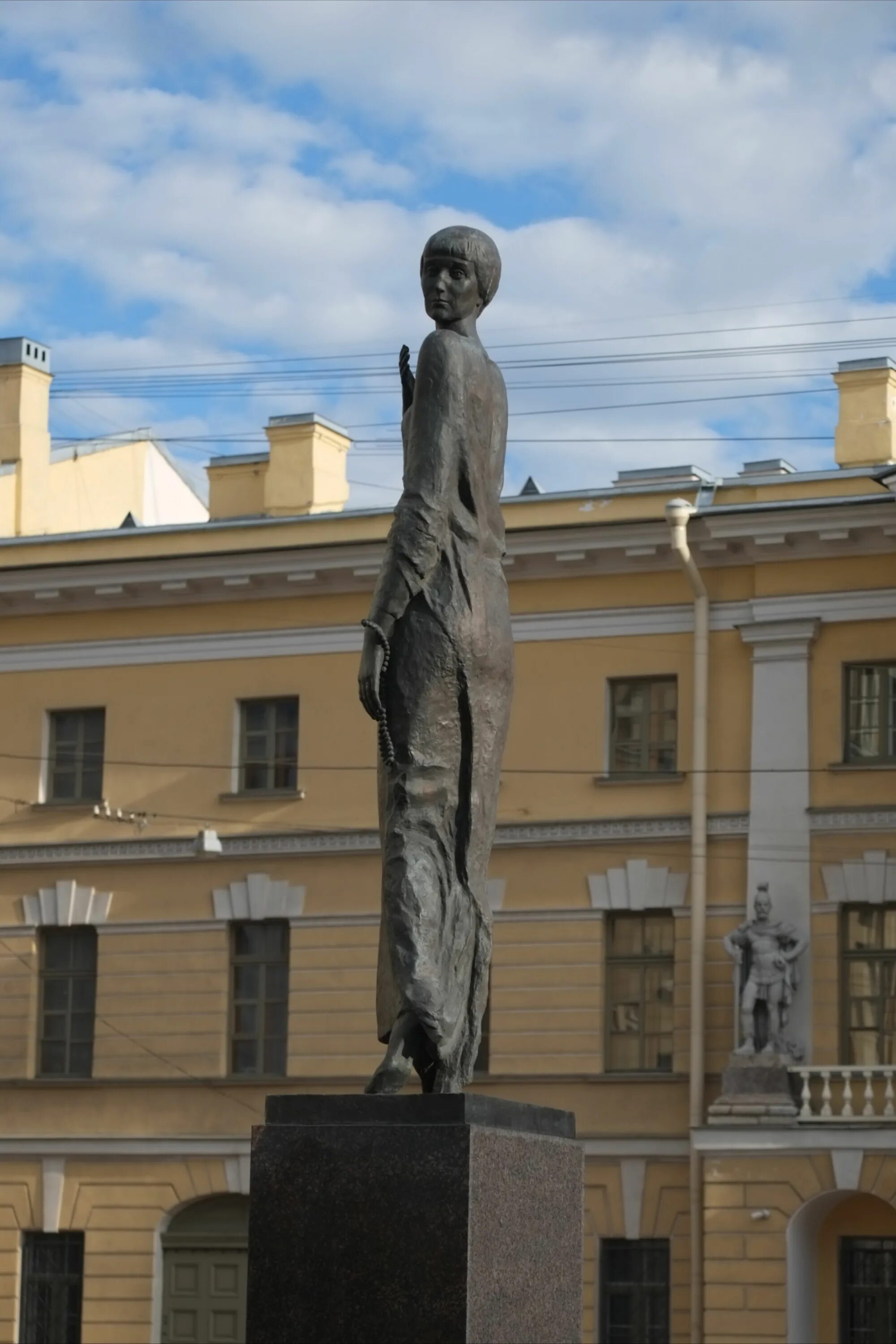 Где памятник ахматовой. Памятник Анны Ахматовой в Санкт-Петербурге кресты. Памятник Анне Ахматовой кресты. Памятник Анне Ахматовой.