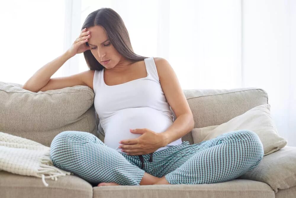 Боли во время беременности. Стресс у беременных. Грустная беременная. Беременная в стрессе. Грустная беременная женщина.