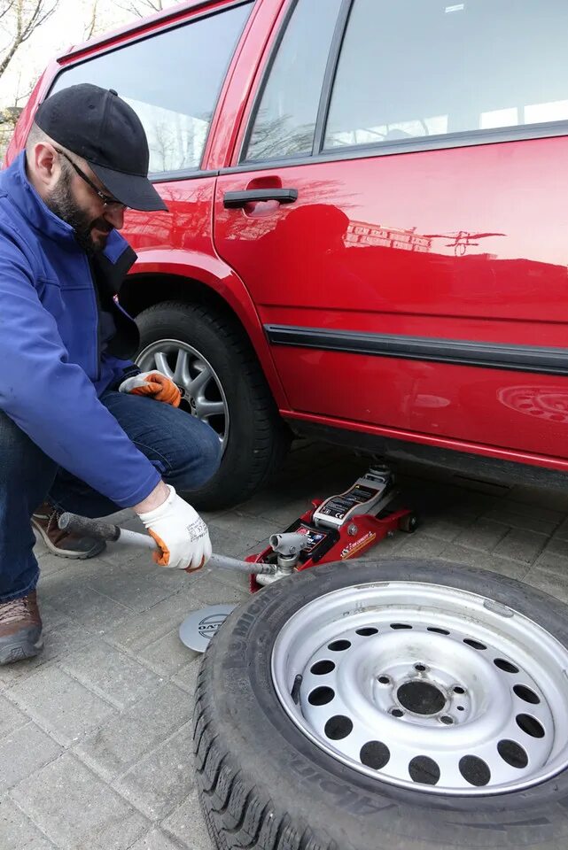 Ремонт колеса на дороге. Накачка колес. Замена колеса. Замена колеса на автомобиле. Меняет колесо.