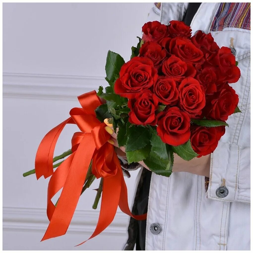 на столе 15 красных