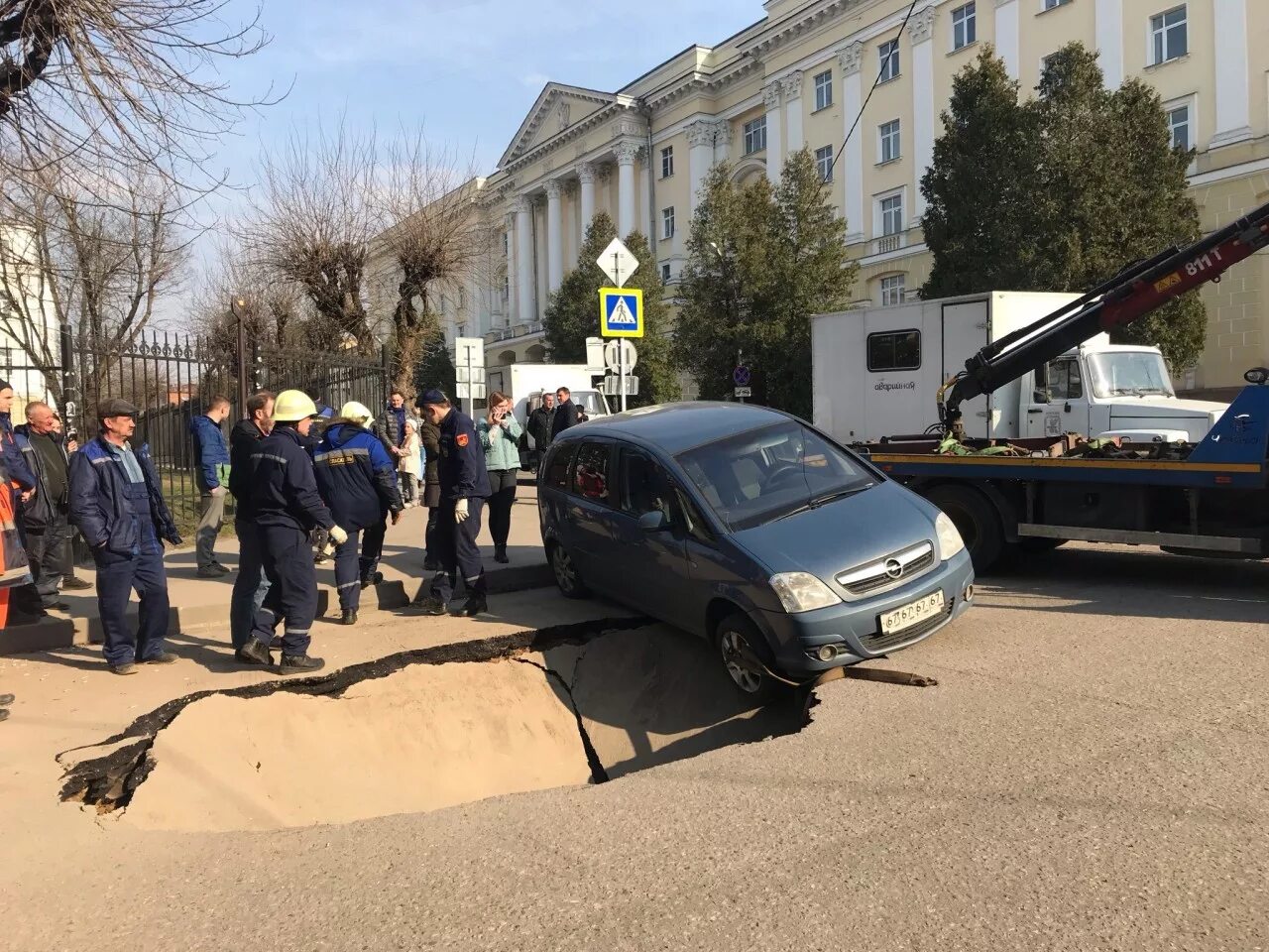 Смоленск провалился асфальт возле СМОЛГУ. Машина провалилась в Смоленске. Провалился асфальт Смоленск. Около смолгупровалилсч асфальт.