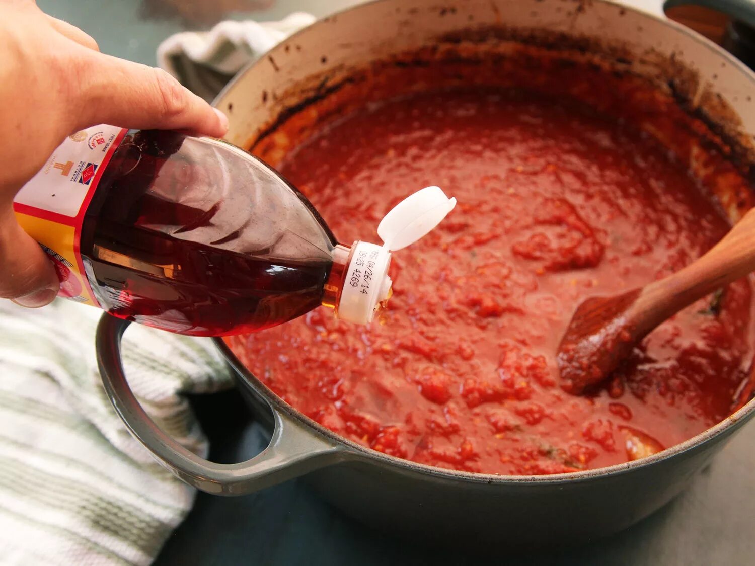 Домашний соус простой к мясу. Приготовление кетчупа. Приготовление кетчупа в домашних. Вкусный томатный соус домашний. Приготовление томатного соуса.