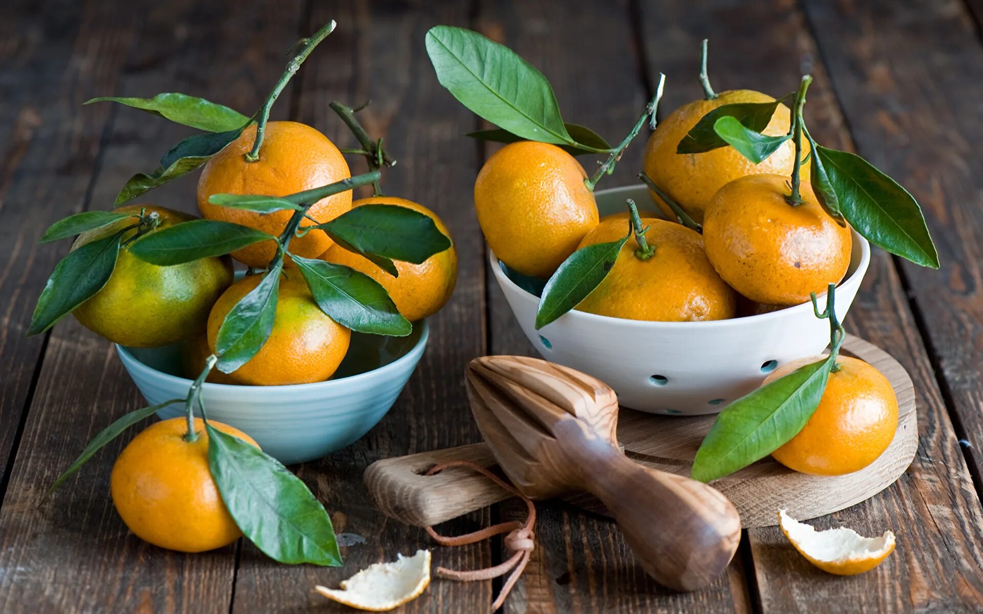 Цитрус мандарин Mandarine. Мандарины лимоны и фейхоа. Натюрморт с мандаринами. Мандарины на столе.