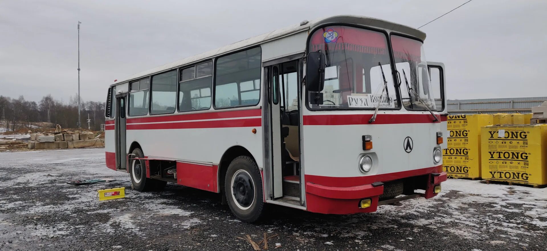 Автобус с детьми в орджоникидзе 1988. ЛАЗ 695н. Колесо ЛАЗ 695н. ЛАЗ 695 колесо. ЛАЗ 695 Фестивальный.