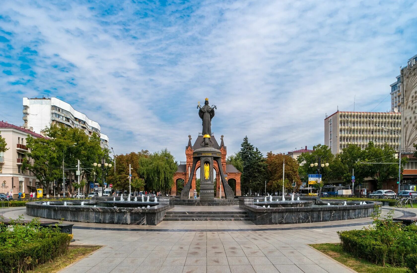 Памятник Святой великомученице Екатерине в Краснодаре. Екатерининский сквер Краснодар. Краснодар обзорная экскурсия по городу. Памятник Екатерине 2 фонтан Краснодар. Бике краснодар