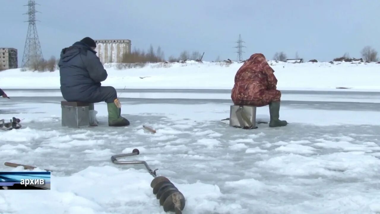 Рыбак ушел под лед