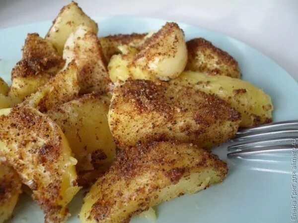 Картофель в кожуре в духовке. Диетическая картошка. Нарезанная картошка в духовке. Жареная картошка в духовке. Картофель запеченный в духовке.