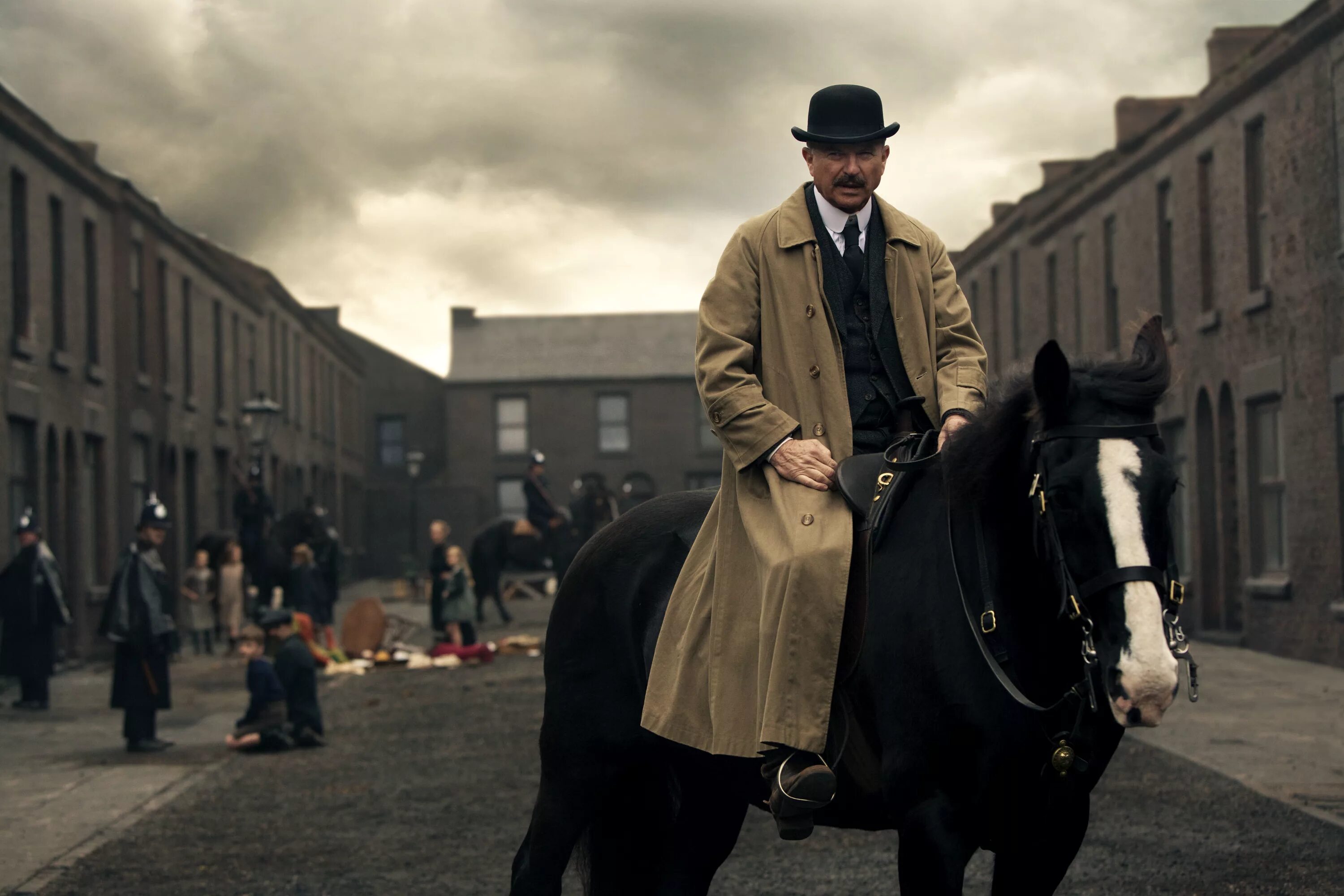 Острые козырьки. Острые козырьки / Peaky Blinders (2013). Бирмингем в сериале острые козырьки. Сэм Нил острые козырьки. Сериал острые козырьки 2 сезон.