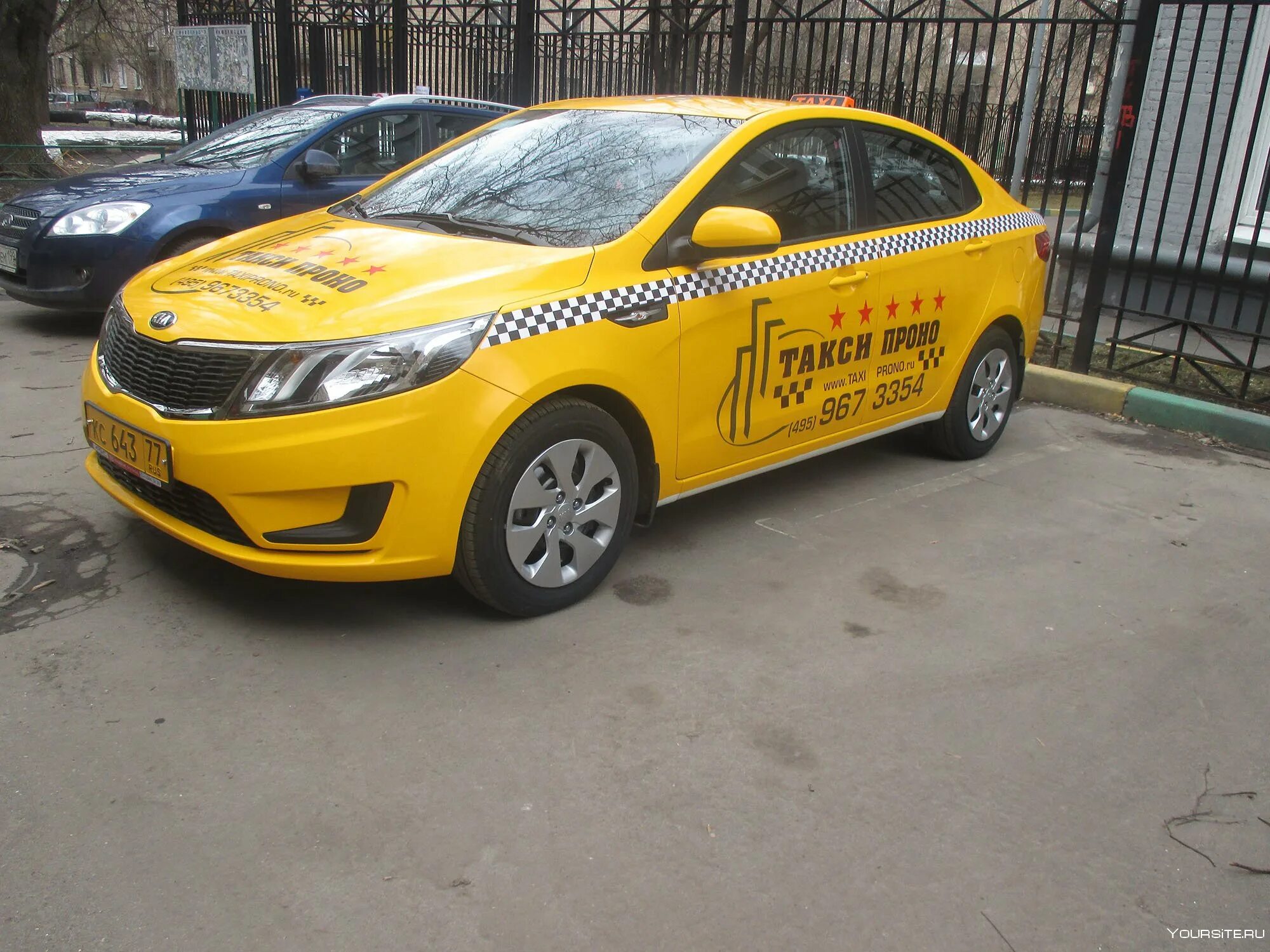 Номер службы такси москва. Машина под такси. Машина "такси". Автопарк такси. Недорогие машины для такси.