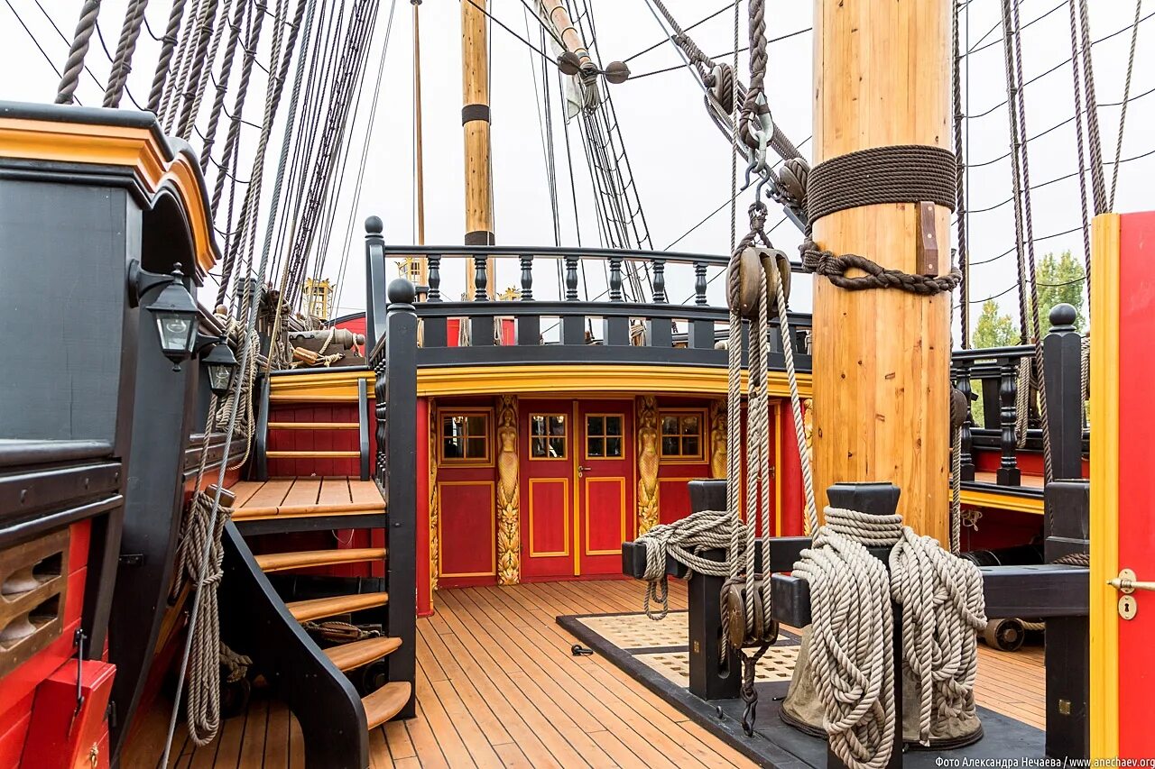 Гото предестинация воронеж палуба. Пиратский корабль вид с палубы. Экскурсия по кораблю петра 1 гото предестинация. Парусная яхта тигрис. Палуба пиратского корабля сбоку.