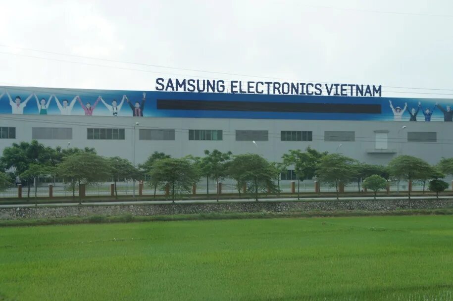 Самсунг производитель вьетнам. Фабрика самсунг во Вьетнаме. Samsung производитель Вьетнам. Samsung Electronics. Завод самсунг.