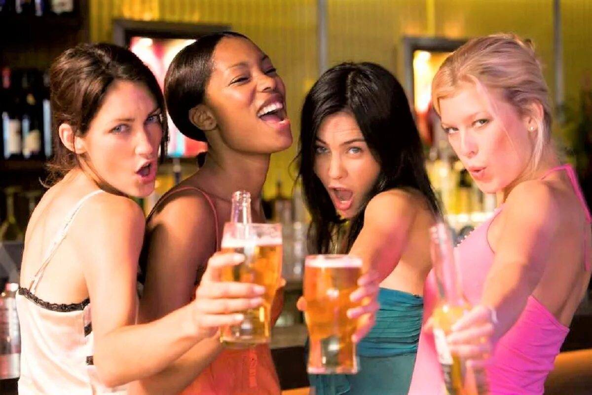 Четверо подруг ошибка. Подруги пьют. Четыре подруги бухают. Три девушки выпивают. Три девушки бухают.
