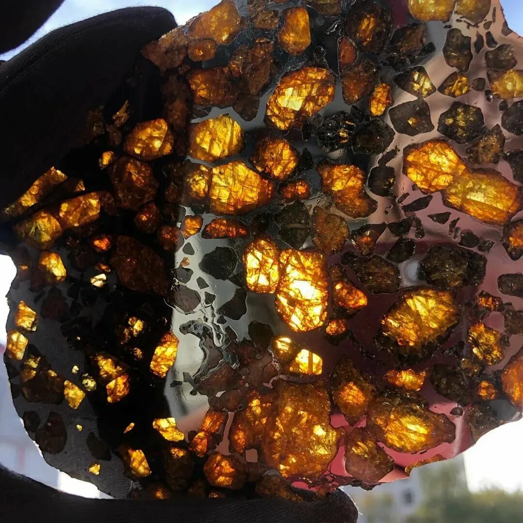 Метеорит палласит. Метеорит Марсианский палласит. Палласит украшения. Каменный метеорит желто-оранжевого цвета.