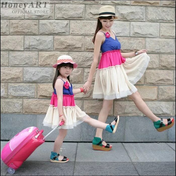 Same baby. Мама и дочка модницы. Мама и дочка в шляпах. Одинаковая одежда для мамы и Дочки. Фотосессия мамы с дочкой в шляпках.