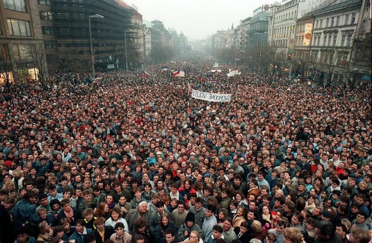 Наиболее известные формы протеста в адрес политического. Чехословакия 1989. Революция в Чехословакии 1989. Бархатные революции 1989. Бархатная революция в Чехословакии.