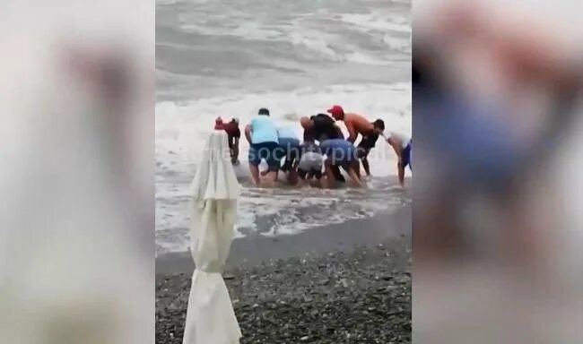 Девушку в сочи утащило в море. Человек на берегу моря. черное море пляж. люди на пляже фото.