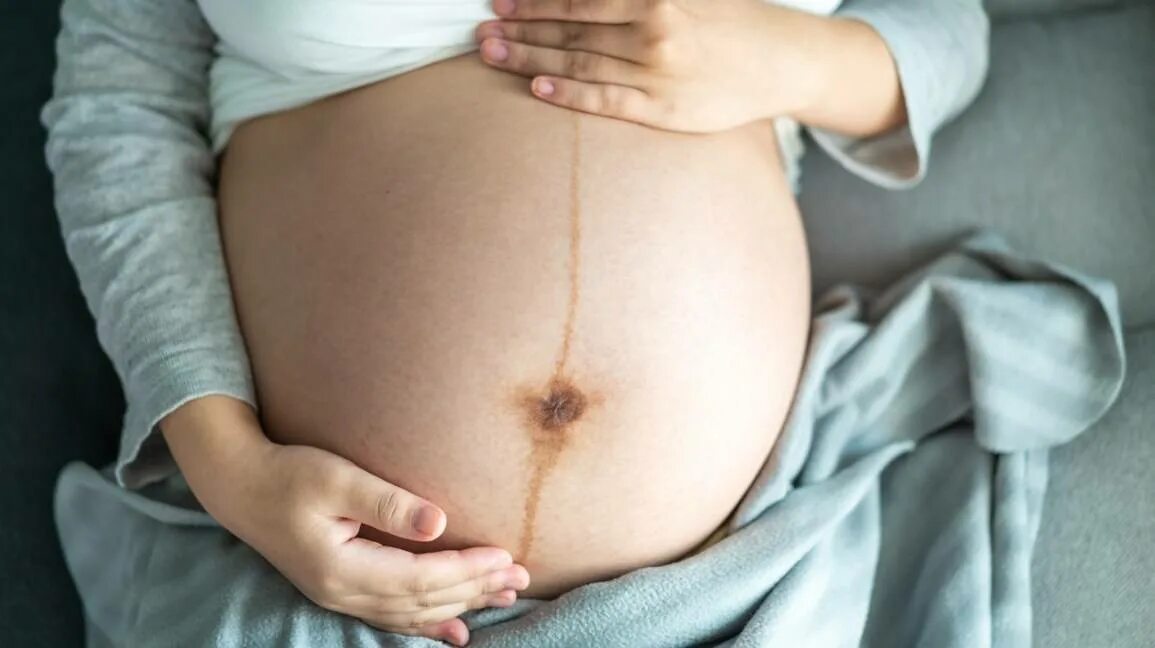 Ребенок в животе беременной. Волосы НК животебеременной.