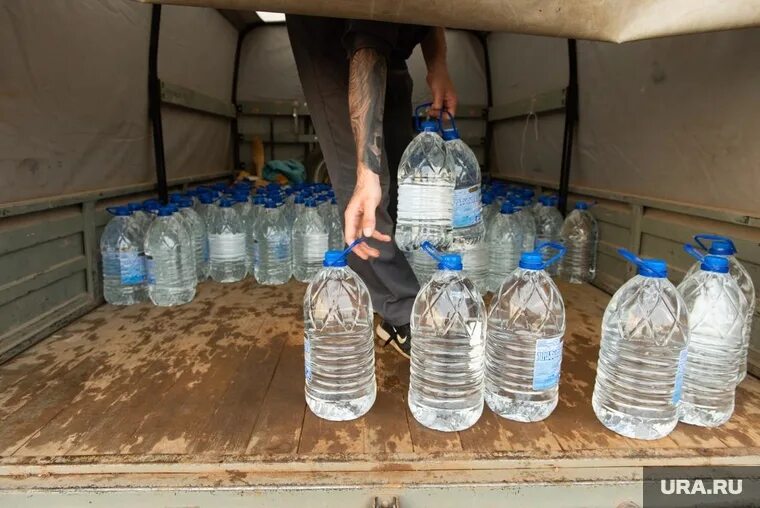 Златоуст передать воду без. Раздача воды. Раздача воды населению. Подвоз воды картинка. Подвоз воды Тавда.