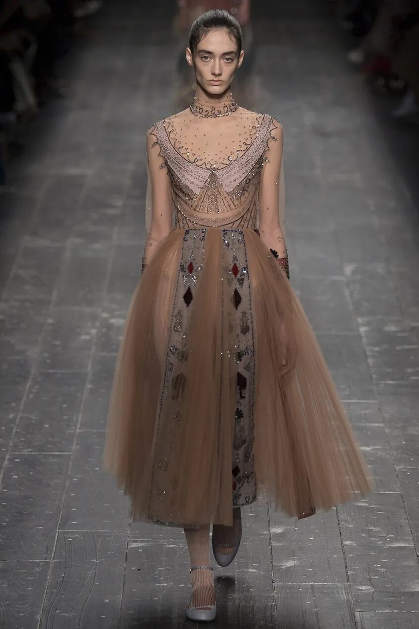 Шелк valentino. Валентино гаравани платья. Модели валентино. Валентино. Валентино.